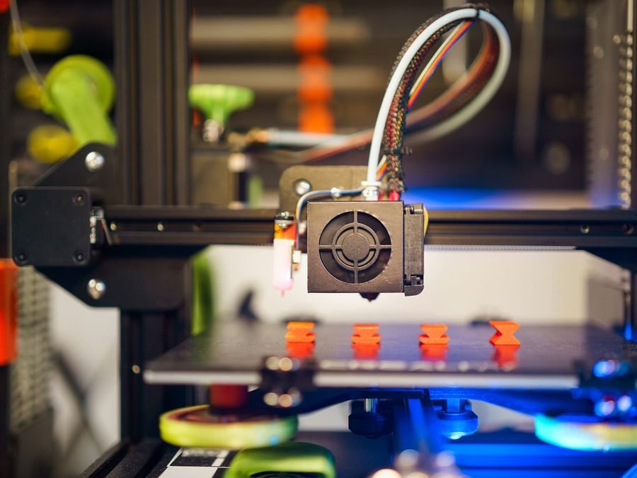 Imprimante 3D en action, réalisant des pièces techniques