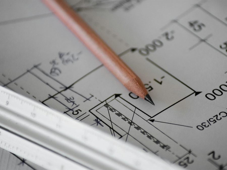 Plans techniques et règle sur un bureau, préparation d'un dossier de demande d'autorisation d'urbanisme